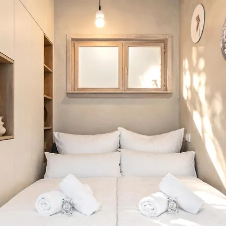 Stylish Center Escape- Where Modern Elegance Meets History Apartment *