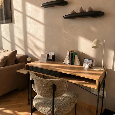 Stylish Center Escape- Where Modern Elegance Meets History Apartment *