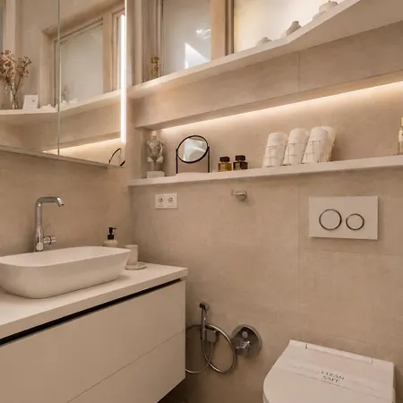 Daire Stylish Center Escape- Where Modern Elegance Meets History *
