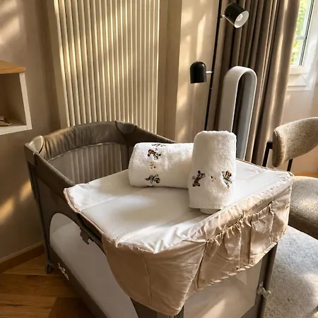 Stylish Center Escape- Where Modern Elegance Meets History Apartment *